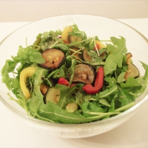 Meleg saláta grillezett zöldséggel és rukkolával